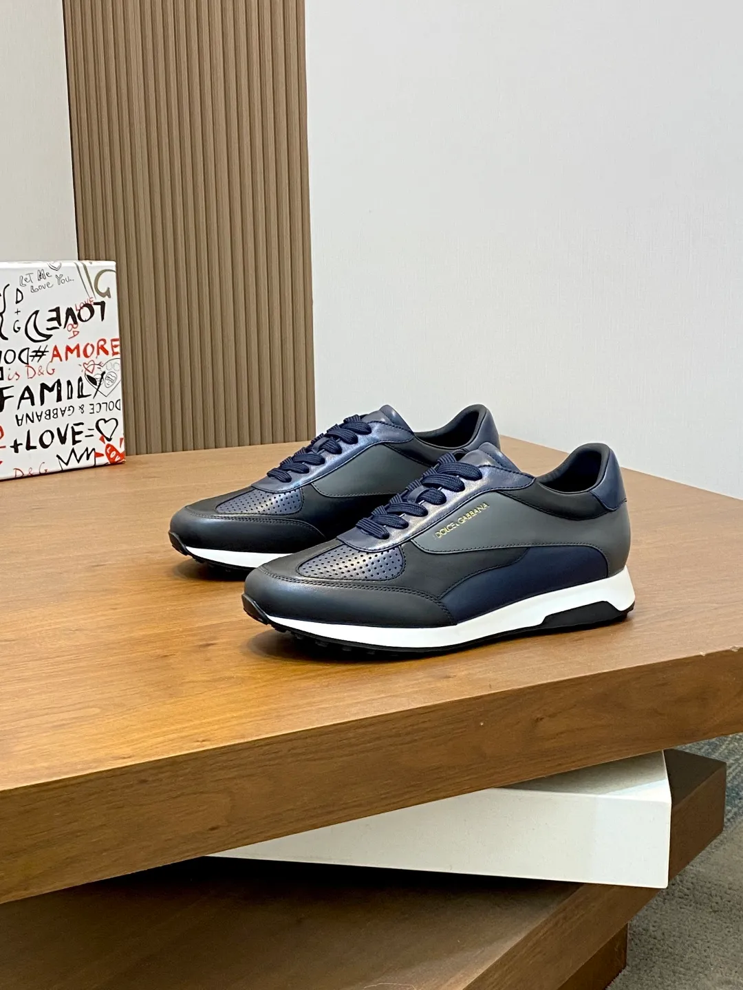 Men's Men's Shoes 💰900••Classic••Dolce&Gabbana••DG✔️High-end men's sports•casual shoes. Original goods from top counters. Original imported cowhide, multi-material splicing design ➕Imported cowhide lining, cowhide feet ➕Original TPR elastic outsole.  Size: 39-44 (38, 45 customized)